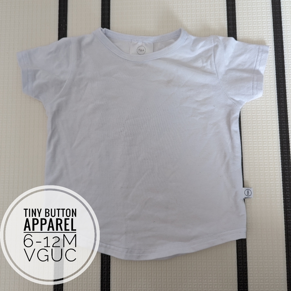 ❤️2/$20❤️Tiny Button Apparel Bamboo White T-shirt size 6-12m
